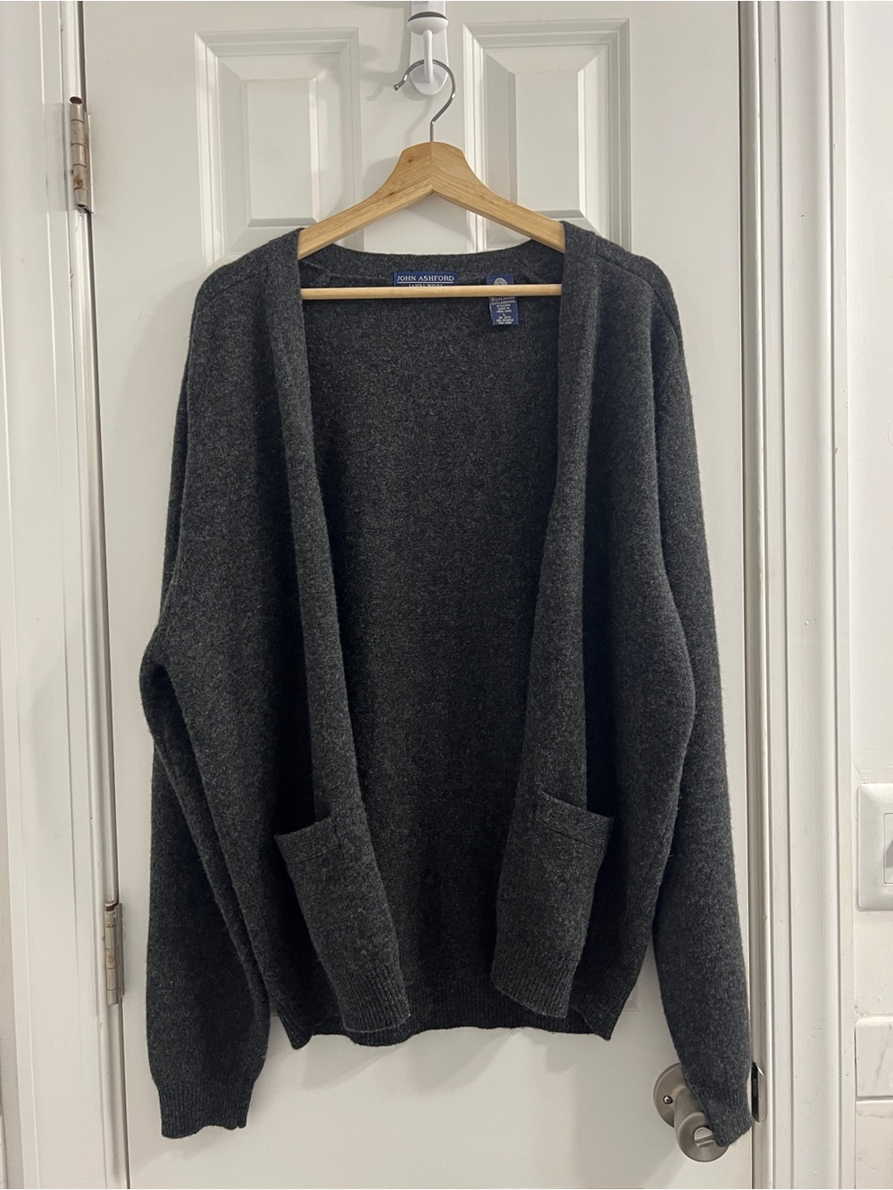 VINTAGE John Ashford Lambs Wool Men's V-Neck Button Cardigan- Large -Old Money - Picture 8 of 11